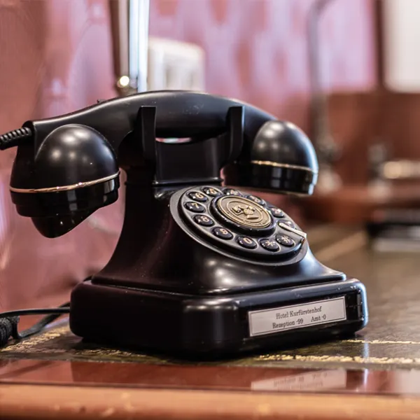 Bild eines alten Telefons auf einem Schreibtisch