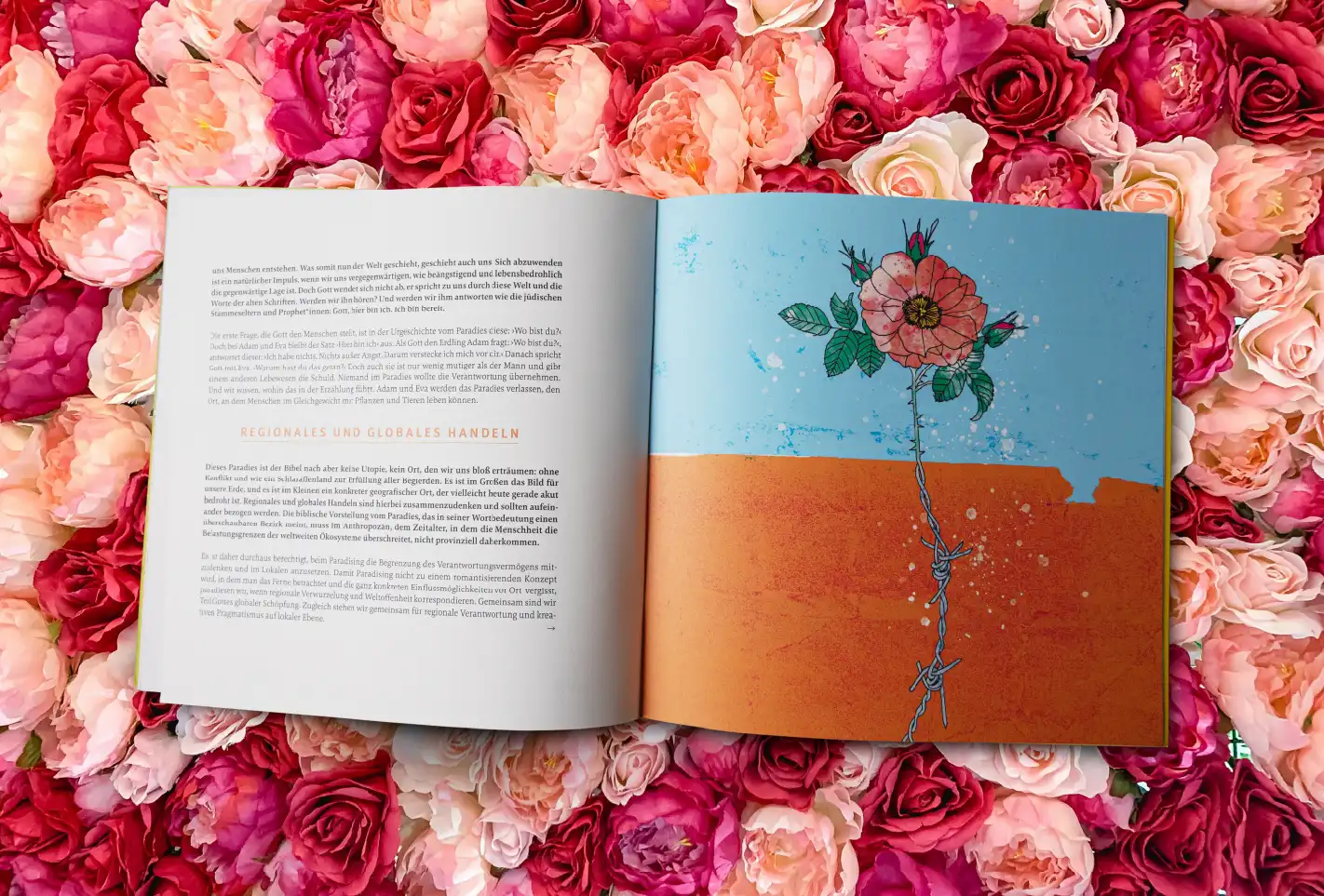 Aufgeschlagene Seite des Essays "Paradising" mit einer Illustration einer Rose, deren Stiel aus Stacheldraht besteht