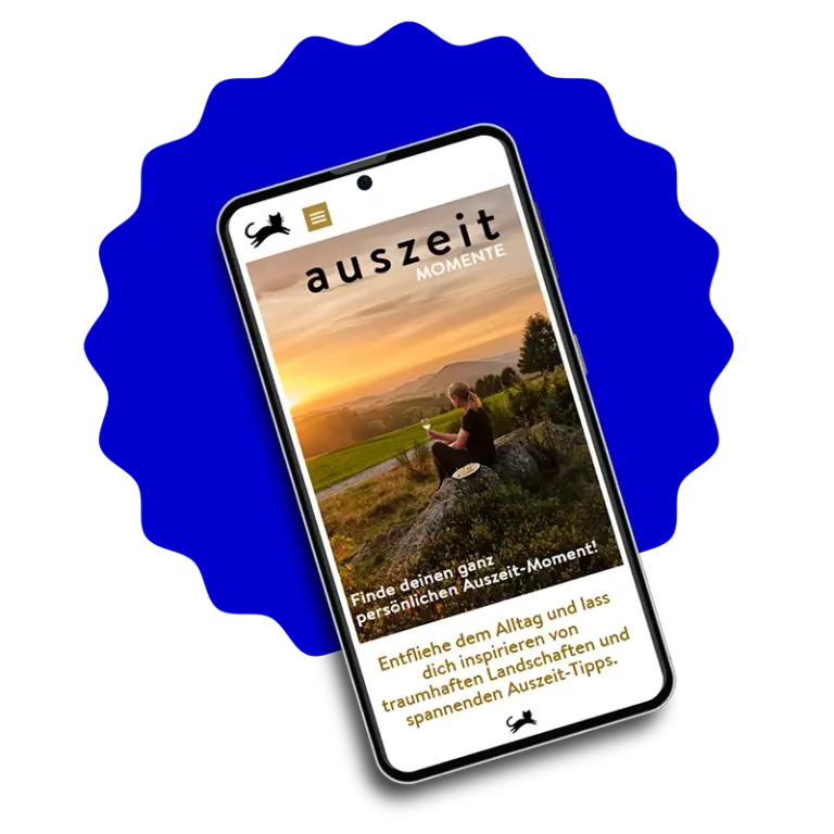 Mobiltelefon mit Startseite der Auszeit-Webseite, mit großem Headerbild